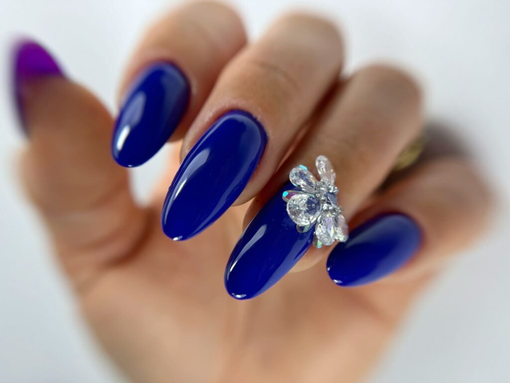 Pose complète d’ongles en gel à Renens avec forme personnalisée et finition brillante