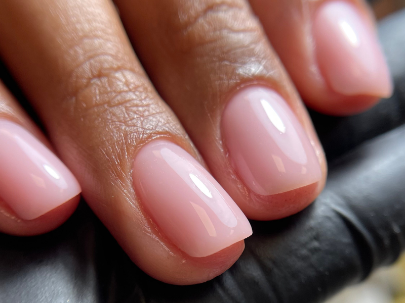 Manucure à Renens avec vernis classique, finition élégante pour des mains soignées