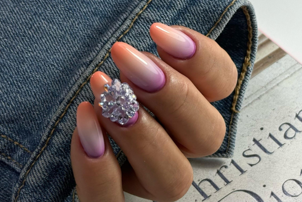 Pose complète d’ongles avec dégradé rose et orange, manucure russe et nail art élégant réalisée à Renens