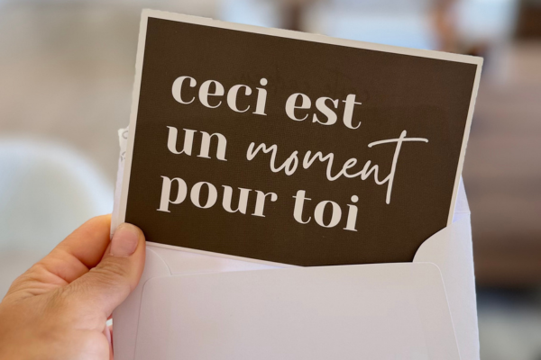 Note manuscrite "Ceci est un moment pour vous" dans le studio d'Houseane Cardoso, onglerie à Prilly