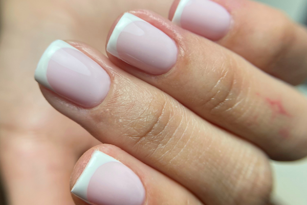 Manucure French délicate avec bord blanc réalisée à Renens Manucure French délicate avec bord blanc réalisée à Renens