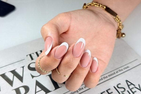 Remplissage ongles en gel forme ovale avec manucure russe et french élégante à Renens, finition brillante sur mains soignées